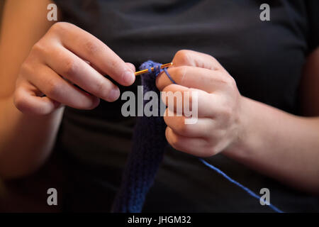 Ragazza crochet di maglieria mani vicino fino Foto Stock