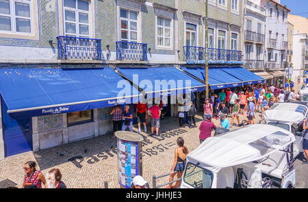 Molto popolare in pasticceria di Belem di Lisbona chiamato Pasteis de Belem - Lisbona, Portogallo 2017 Foto Stock