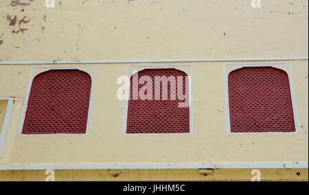 Windows nella parete del vecchio edificio a Jaipur, India. Foto Stock