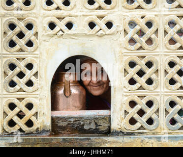 Jaipur, India - Lug 27, 2015. India donna con la pentola di acqua nella vecchia casa a Jaipur, India. Foto Stock