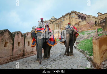 JAIPUR, INDIA - Lug 28, 2015. Indian mahouts e i loro elefanti vicino al Forte Amber, magnifico palazzo fortificato. Questo Maharajah residence divenne in Foto Stock