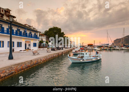 Town Hall e il porto della città di Skopelos, Grecia. Foto Stock