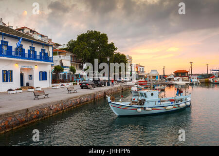 Town Hall e il porto della città di Skopelos, Grecia. Foto Stock