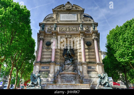 La Fontaine Saint-Michel è una fontana monumentale situato in Place Saint-Michel nel quinto arrondissement di Parigi. Foto Stock