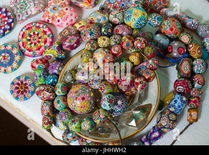 Mary Rose Young è un designer di ceramica e dispone di una officina e showroom a casa sua Oak House in Parkend, Gloucestershire, Regno Unito Foto Stock