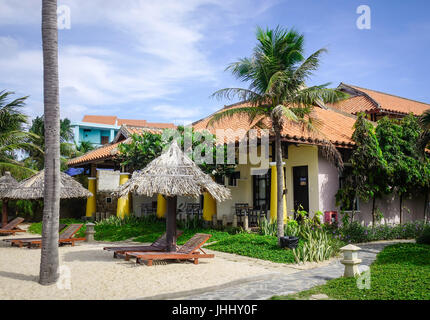 Phan Thiet, Vietnam - Mar 26, 2017. Baracche di legno al resort di lusso in Phan Thiet, Vietnam. Phan Thiet appartiene a Binh Thuan provincia e situato a 200km Foto Stock