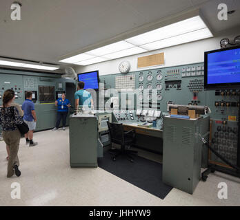 Tour guida di erogazione di parlare, il controllo principale. pannelli, sala di controllo, il reattore B Hanford, vicino a Richland, Washington Foto Stock