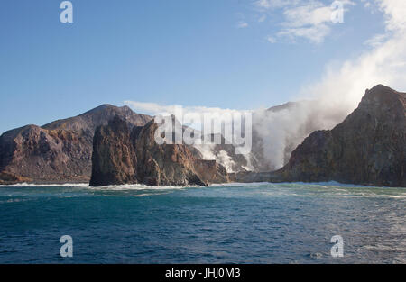 Vista dell'Isola Bianca vulcano dal mare, Whakatane, Baia di Planty, Nuova Zelanda Foto Stock