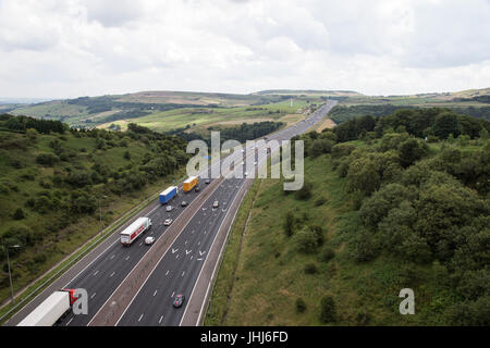 Trans-Pennine M62 rete autostradale nello Yorkshire guardando ad est dal ponte Scammonden Foto Stock