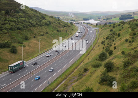 Vista del Trans-Pennine autostrada M62 nello Yorkshire guardando ad ovest dal ponte Scammonden Foto Stock