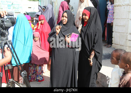 Questa fotografia cattura un momento dalle celebrazioni Eid del 2016 in Somalia. L'immagine mostra le pratiche culturali e le festività tradizionali che sono centrali per questa importante festa islamica, celebrata dalle comunità somale in tutto il paese. Foto Stock