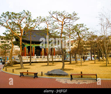 Tradizionale pagoda coreana con campana in central park nel centro di Daegu Foto Stock