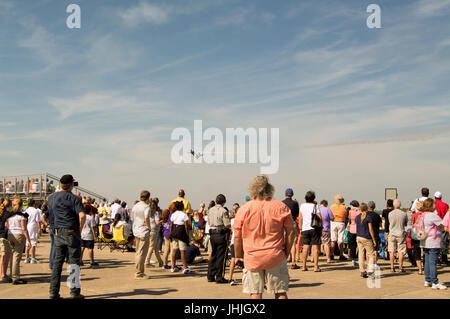 Blue Angels sorvolando un tifo folla in corrispondenza della loro base in Pensacola Florida. Foto Stock