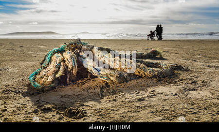 Il nodo della corda aggrovigliati e il netting sulla spiaggia dopo l alta marea. Il Galles. Regno Unito Foto Stock
