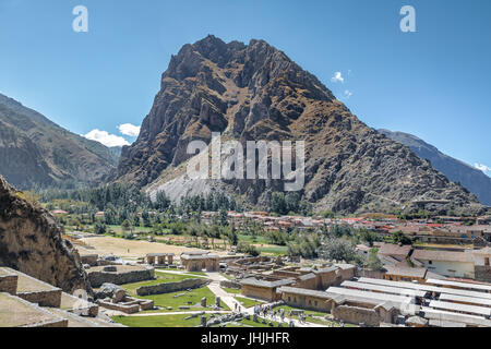 Il villaggio di Ollantaytambo e Pinkuylluna Montagna - Ollantaytambo, Valle Sacra, Perù Foto Stock