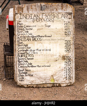 Un menu scritto a mano che vende frybread indiano sul Tohono o'odham prenotazione indiana a San Xavier del Bac Mission Plaza vicino Tucson, Arizona, Stati Uniti. Foto Stock