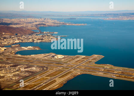 Volando sopra la California in un Cessna motore unico piano. Foto Stock