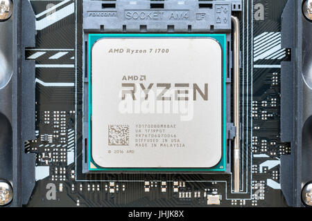 Close-up di AMD Ryzen 7 1700 CPU su scheda madre Foto Stock