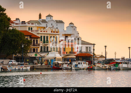 Vista del porto nella città di Skopelos, Grecia. Foto Stock
