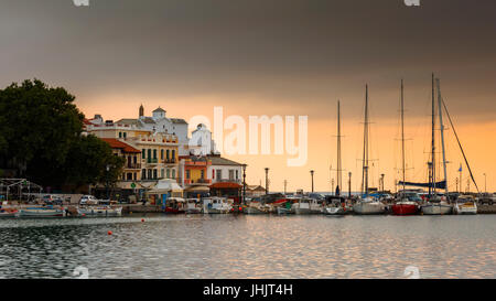 Vista del porto nella città di Skopelos, Grecia. Foto Stock