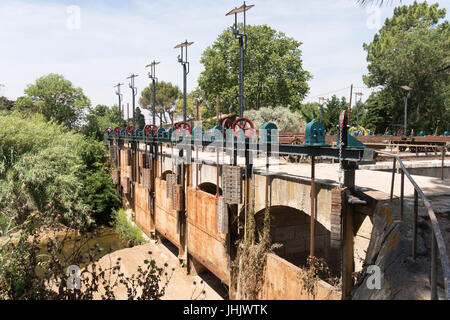 La Ouvrages du Libron, le misure di difesa contro le inondazioni nel punto di intersezione tra il Canal du Midi e il fiume Libron, Francia Foto Stock
