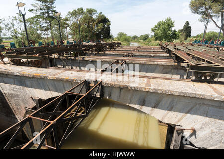 La Ouvrages du Libron, le misure di difesa contro le inondazioni nel punto di intersezione tra il Canal du Midi e il fiume Libron, Francia Foto Stock