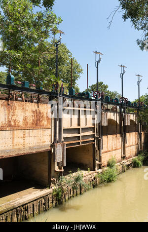 La Ouvrages du Libron, le misure di difesa contro le inondazioni nel punto di intersezione tra il Canal du Midi e il fiume Libron, Francia Foto Stock