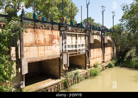 La Ouvrages du Libron, le misure di difesa contro le inondazioni nel punto di intersezione tra il Canal du Midi e il fiume Libron, Francia Foto Stock