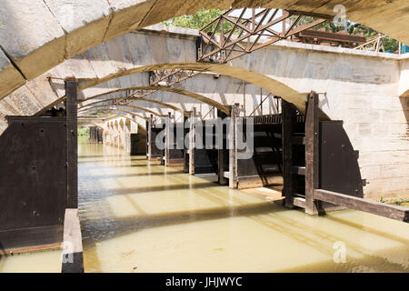 La Ouvrages du Libron, le misure di difesa contro le inondazioni nel punto di intersezione tra il Canal du Midi e il fiume Libron, Francia Foto Stock