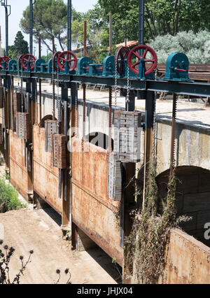 La Ouvrages du Libron, le misure di difesa contro le inondazioni nel punto di intersezione tra il Canal du Midi e il fiume Libron, Francia Foto Stock