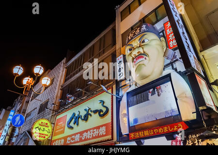 OSAKA, Giappone - 17 novembre: Billboard giapponese segno di Osaka in Giappone il 17 novembre 2013. Vale a dire per il grande illuminato cartelloni pubblicitari creativi tutti lungo Dot Foto Stock