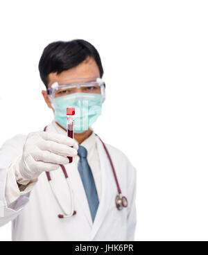 Giovane medico tenendo provetta con il campione di sangue per fare ricerca in laboratorio clinico su sfondo bianco. Foto Stock