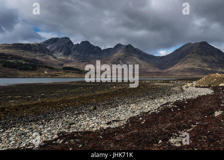 Loch Slapin a bassa marea con Blaven sullo sfondo dell'isola di Skye, Scozia, Regno Unito. Foto Stock