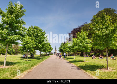 21 Giugno 2017: Exeter Devon, Inghilterra, Regno Unito - Avenue di treees in Rougemont giardini, guardando verso il Memoriale di guerra. Foto Stock