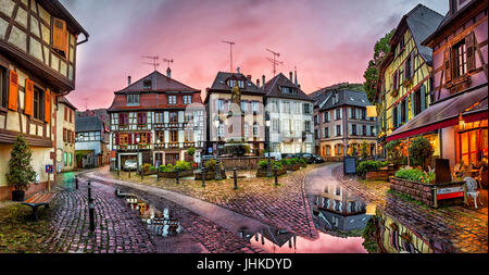 Rainy tramonto nel villaggio storico Ribeauville, Alsazia, Francia Foto Stock
