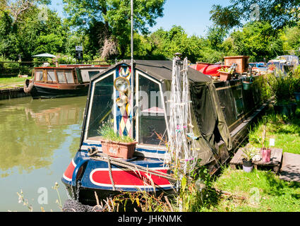 Colorate imbarcazioni strette sul Grand Union Canal a Marsworth, nella valle di Aylesbury, Bucks, Regno Unito Foto Stock