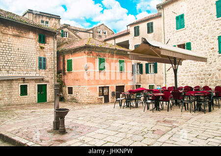 Al di fuori di cafe nella città vecchia di Kotor, Montenegro Foto Stock