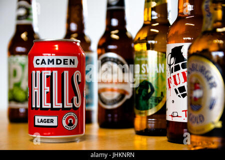 Camden Underworld Lager tra le altre bottiglie di birra con pesanti profondità di campo. Foto Stock