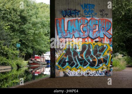 Il fiume Wey la navigazione sotto la trafficata M25 London Orbital road nel Surrey, Regno Unito . 13 Lug 2017 Foto Stock