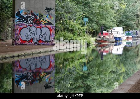 Il fiume Wey la navigazione sotto la trafficata M25 London Orbital road nel Surrey, Regno Unito . 13 Lug 2017 Foto Stock