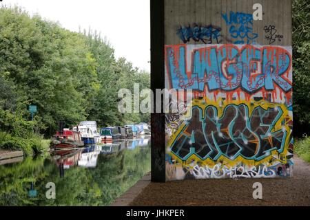 Il fiume Wey la navigazione sotto la trafficata M25 London Orbital road nel Surrey, Regno Unito . 13 Lug 2017 Foto Stock