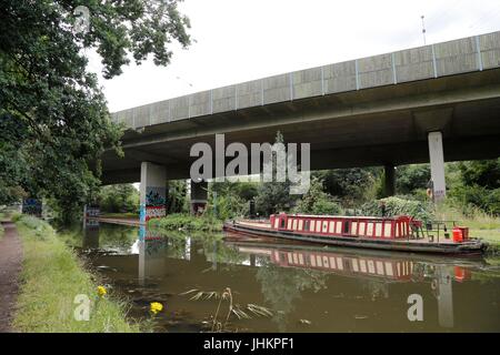 Il fiume Wey la navigazione sotto la trafficata M25 London Orbital road nel Surrey, Regno Unito . 13 Lug 2017 Foto Stock