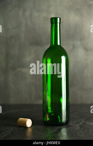 Vino Alto realizzato in vetro dal vetro verde. Nessun contenuto. Il vetro e il sughero. Tasto basso. Foto Stock