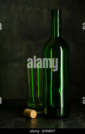 Vino Alto realizzato in vetro dal vetro verde. Nessun contenuto. Il vetro e il sughero. Tasto basso. Foto Stock