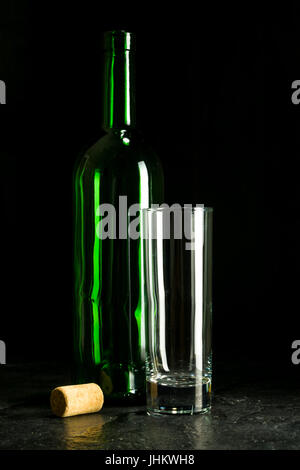 Vino Alto realizzato in vetro dal vetro verde. Nessun contenuto. Il vetro e il sughero. Tasto basso. Foto Stock