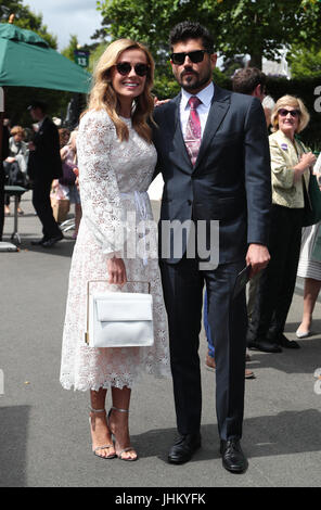 Katherine Jenkins (sinistra) arriva con Andrew Levitas il giorno undici dei campionati di Wimbledon al All England Lawn Tennis e Croquet Club, Wimbledon. Foto Stock