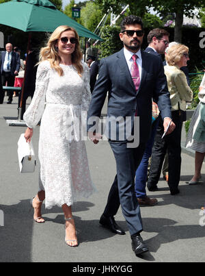 Katherine Jenkins (sinistra) arriva con Andrew Levitas il giorno undici dei campionati di Wimbledon al All England Lawn Tennis e Croquet Club, Wimbledon. Foto Stock