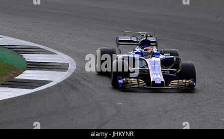 Saubers' Pascal Wehrlein durante la seconda pratica del 2017 British Grand Prix sul circuito di Silverstone, Towcester. Foto Stock