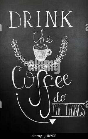 Bere il caffè, di fare le cose. Tipografia poster, wall art stampa. Chalk scritte sulla lavagna. Citazione circa il caffè. Foto Stock