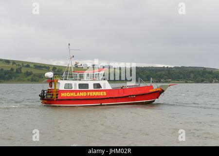 Il piccolo Highland traghetti 'Renfrew Rose' traghetto per auto rende il breve viaggio tra Cromarty Nigg e in Scozia, Regno Unito Foto Stock